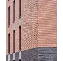 Fassade eines Gebäudes mit Backsteinen und Fenstern