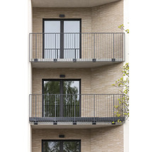 Mehrfamilienhaus mit Balkonen und Geländern aus Metall