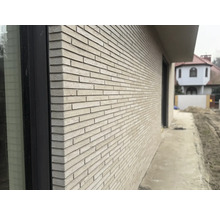 Außenaufnahme eines Gebäudes mit Fassade aus Ziegelsteinen.