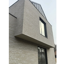 Modernes Haus mit Fassade aus Ziegelsteinen und Fenstern