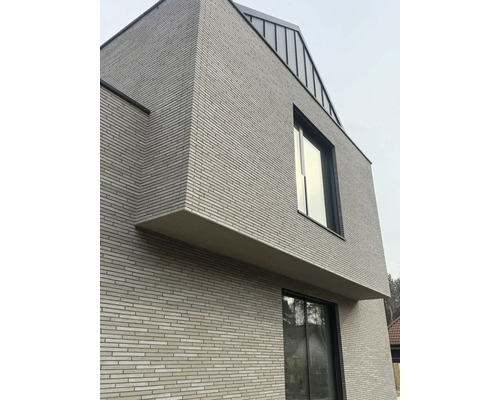Produktbild 12 (groß) Modernes Haus mit Fassade aus Ziegelsteinen und Fenstern