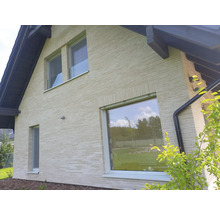 Außenansicht eines Hauses mit Fassade und Fenstern