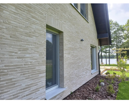 Produktbild 9 (groß) Außenansicht eines Hauses mit Ziegelmauerwerk und Fenstern