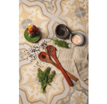 Dekorative Fliesen mit Kerzenständer, Kochlöffeln, Kräutern und Gewürzen