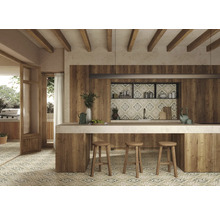 Helle Küche mit Holzelementen, Fliesenboden und Kochinsel mit Barhockern.