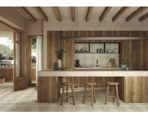 Helle Küche mit Holzelementen, Fliesenboden und Kochinsel mit Barhockern.