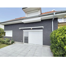 Hausfassade mit Rollläden an Fenstern und Tür