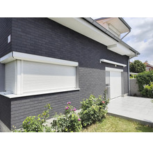 Hausfassade mit Rollläden an Fenstern und Tür