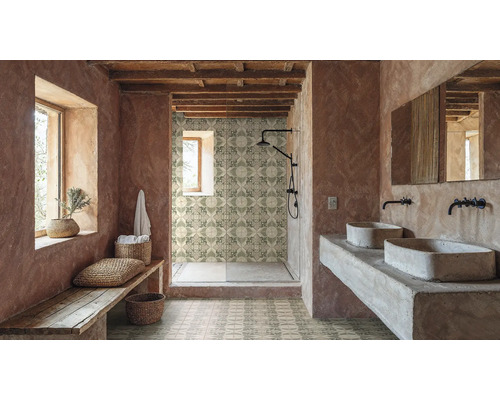 Badezimmer mit Dusche, Waschbecken und rustikalem Design