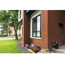 Außenansicht eines Hauses mit Fassade aus Verblendsteinen und Fenster