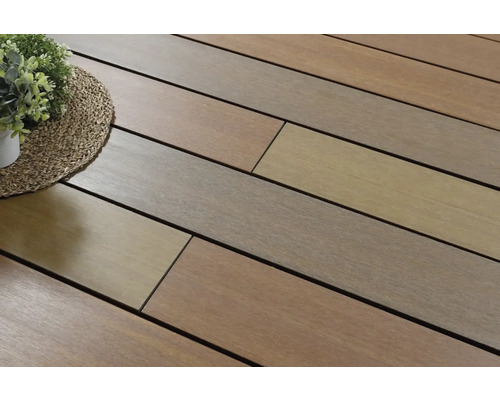 Terrassendielen aus Holz mit Pflanze im Topf