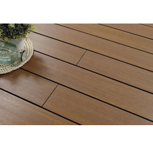 Terrassendielen aus Holz mit Dekoration