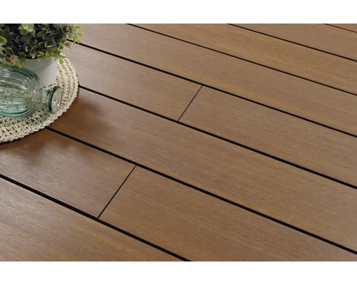 Terrassendielen aus Holz mit Dekoration