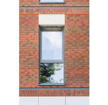 Fenster mit Rahmen in einer Ziegelmauer