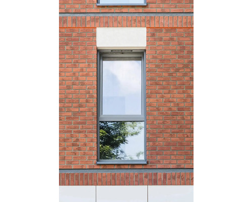 Fenster mit Rahmen in einer Ziegelmauer