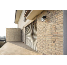 Hausfassade mit Mauerwerk, Jalousien und Außenbeleuchtung