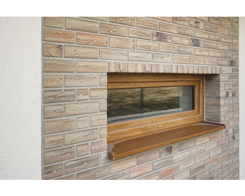 Fenster mit Fensterbrett in einer Backsteinmauer