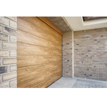 Ansicht einer Holzgarage mit horizontalen Paneelen und Ziegelmauerwerk