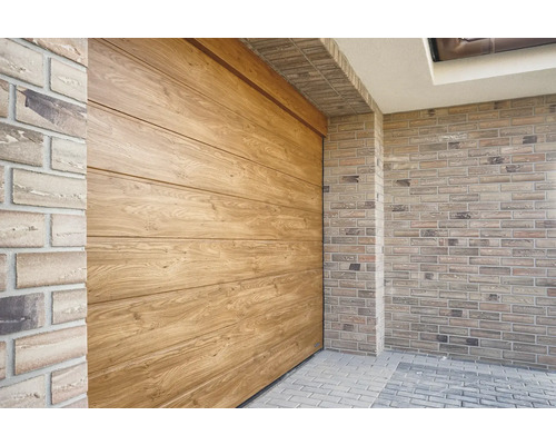 Ansicht einer Holzgarage mit horizontalen Paneelen und Ziegelmauerwerk