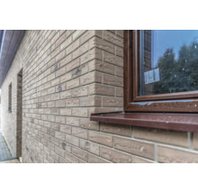 Außenansicht eines Hauses mit Fassade aus Verblendsteinen und Fenster