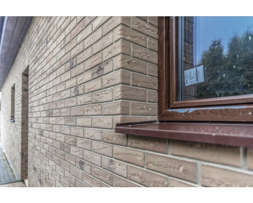 Außenansicht eines Hauses mit Fassade aus Verblendsteinen und Fenster