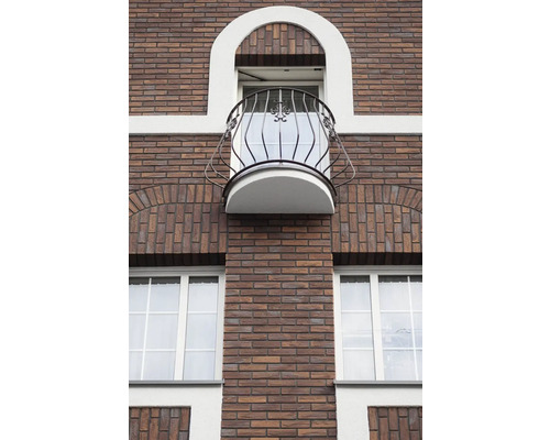 Fassade eines Gebäudes mit Ziegelmauerwerk, Fenster und Balkon