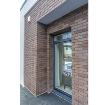 Hauswand mit Verblendsteinen und Fenster