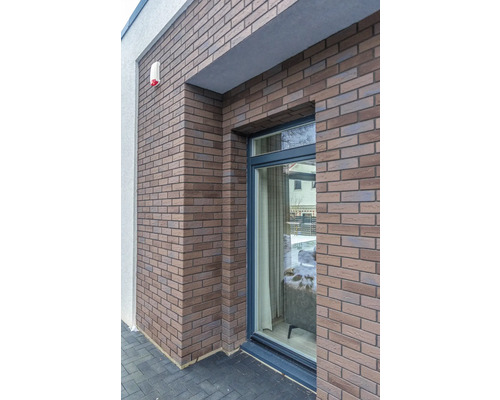Hauswand mit Verblendsteinen und Fenster