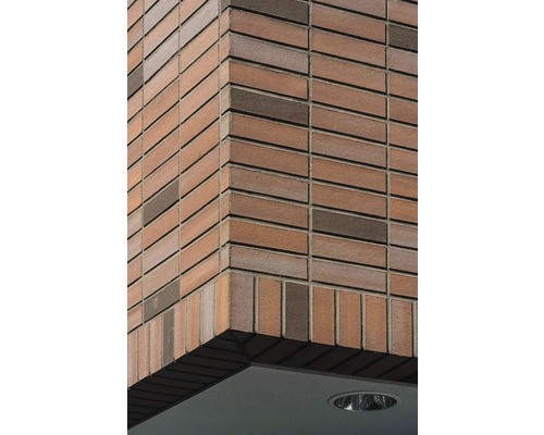 Detailaufnahme einer Fassade mit rechteckigen Klinkersteinen