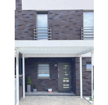 Hausfassade mit Carport, Eingangstür und Fenstern in einem modernen Design.