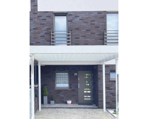 Hausfassade mit Carport, Eingangstür und Fenstern in einem modernen Design.