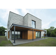 Modernes Haus mit Terrasse und Ziegelsteinfassade