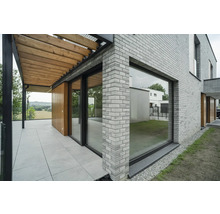 Außenansicht eines Hauses mit Ziegelmauerwerk, Terrasse und Pergola