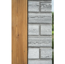 Detailansicht einer Fassade mit Holzverkleidung und Mauerwerk