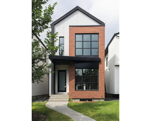 Ansicht eines modernen zweistöckigen Hauses mit Fassade aus Ziegeln und Putz