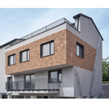 Modernes Gebäude mit Backsteinfassade, Fenstern und Balkon