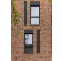 Fassade eines Gebäudes mit Fenstern und Backsteinen