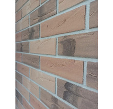 Nahaufnahme einer Ziegelwand mit hellen Fugen