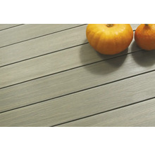 Helle Terrassendielen mit Kürbissen