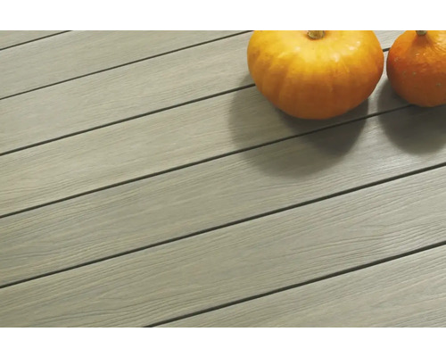 Helle Terrassendielen mit Kürbissen