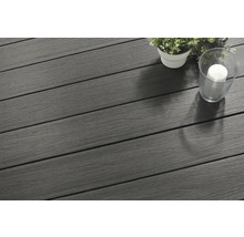 Terrassendielen aus Holz mit Pflanze und Kerze