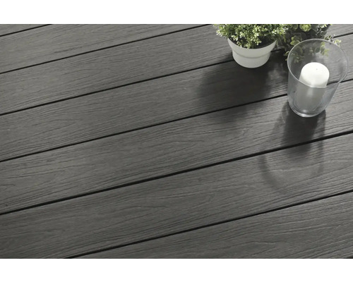 Terrassendielen aus Holz mit Pflanze und Kerze