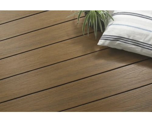 Terrassendielen aus Holz mit Kissen und Pflanze