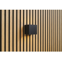 Wandleuchte in Würfelform an Holzpaneelwand