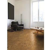 Wohnzimmer mit Korkboden, Sessel, Stehlampe und Tisch