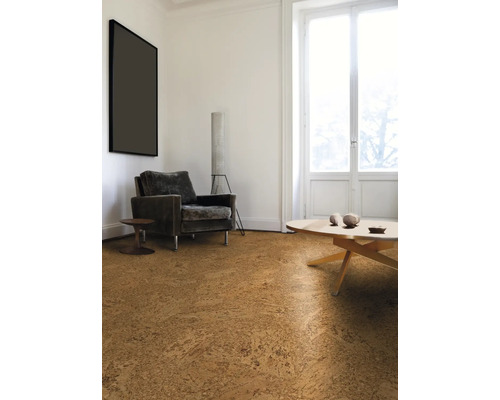 Wohnzimmer mit Korkboden, Sessel, Stehlampe und Tisch