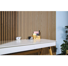 Schreibtisch mit Holzlamellenwand im Hintergrund für eine moderne Büroeinrichtung