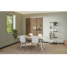 Heller Essbereich mit Esstisch, Stühlen, Wandverkleidung, Regal und Dekorationen für ein gemütliches Ambiente.