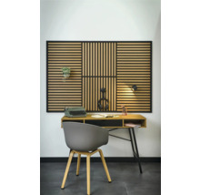 Einrichtung mit Schreibtisch, Stuhl und Akustikpaneel an der Wand.