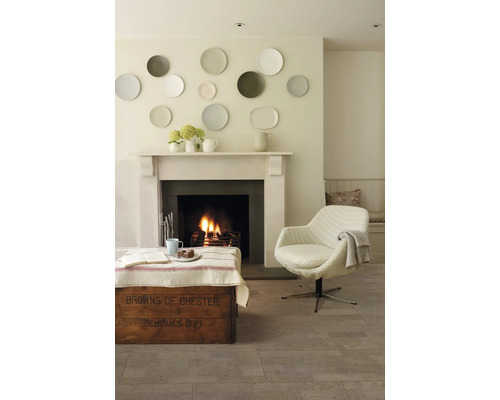 Wohnzimmer mit Kamin, Stuhl und Holzkiste als Tisch